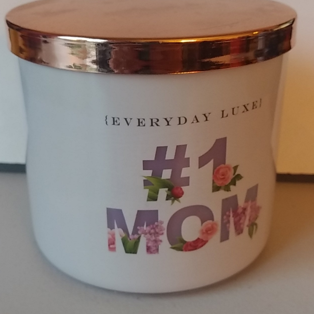 #1 Mom 3 wick candle Everyday Luxe